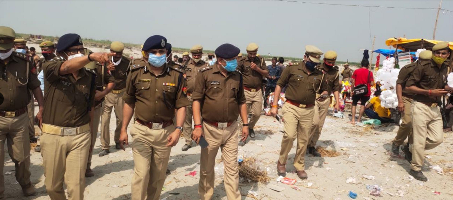 कासगंज के लहरा गंगाघाट पर व्यवस्था देखते आईजी व अन्य पुलिस अधिकारी कासगंज के लहरा गंगाघाट पर व्यवस्था देखते आईजी व अन्य पुलिस अधिकारी