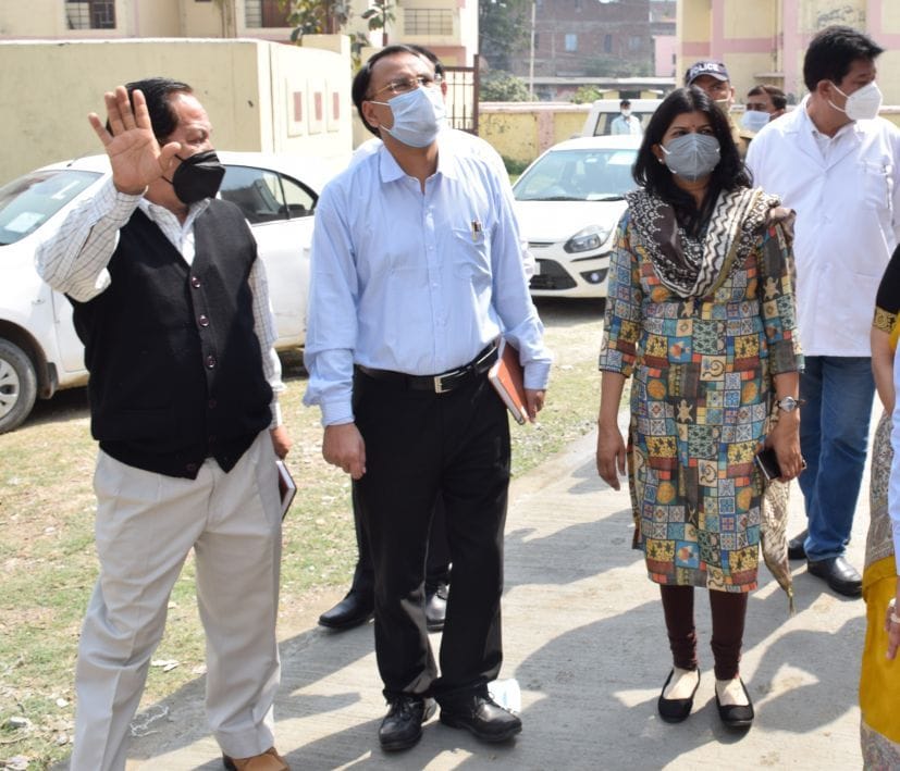 रुद्रपुर में पुराना जिला अस्पताल परिसर का निरीक्षण करते स्वास्थ्य सचिव अमित नेगी। रुद्रपुर में पुराना जिला अस्पताल परिसर का निरीक्षण करते स्वास्थ्य सचिव अमित नेगी।