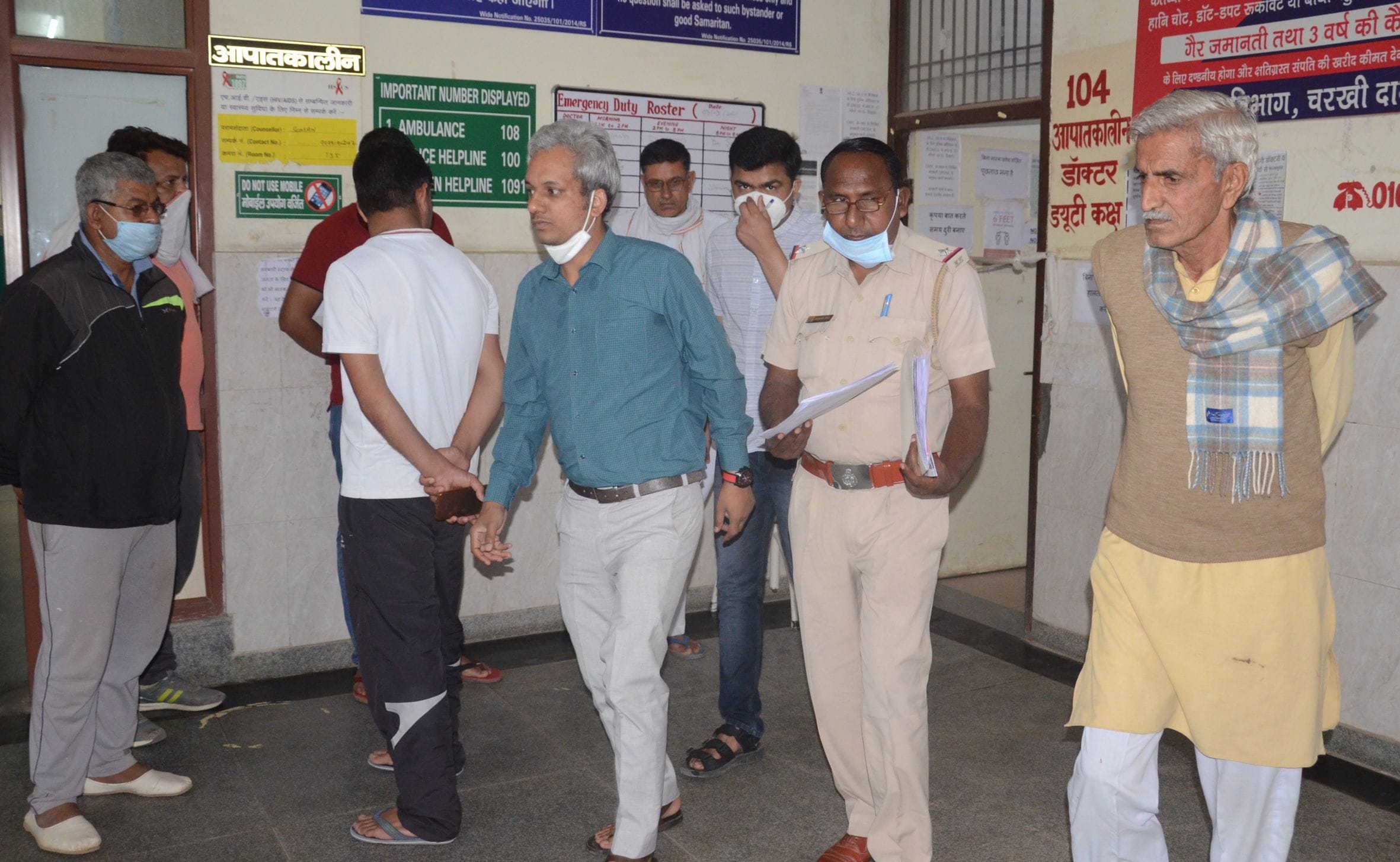    सिविल अस्पताल में मौजूद पुलिस और मृतकों के परिजन।