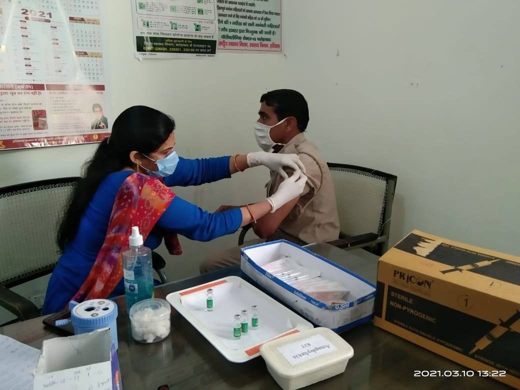 कोरोना वैक्सीन की दूसरी डोज लगवाते पुलिस अधीक्षक राजेश कुमार। कोरोना वैक्सीन की दूसरी डोज लगवाते पुलिस अधीक्षक राजेश कुमार।