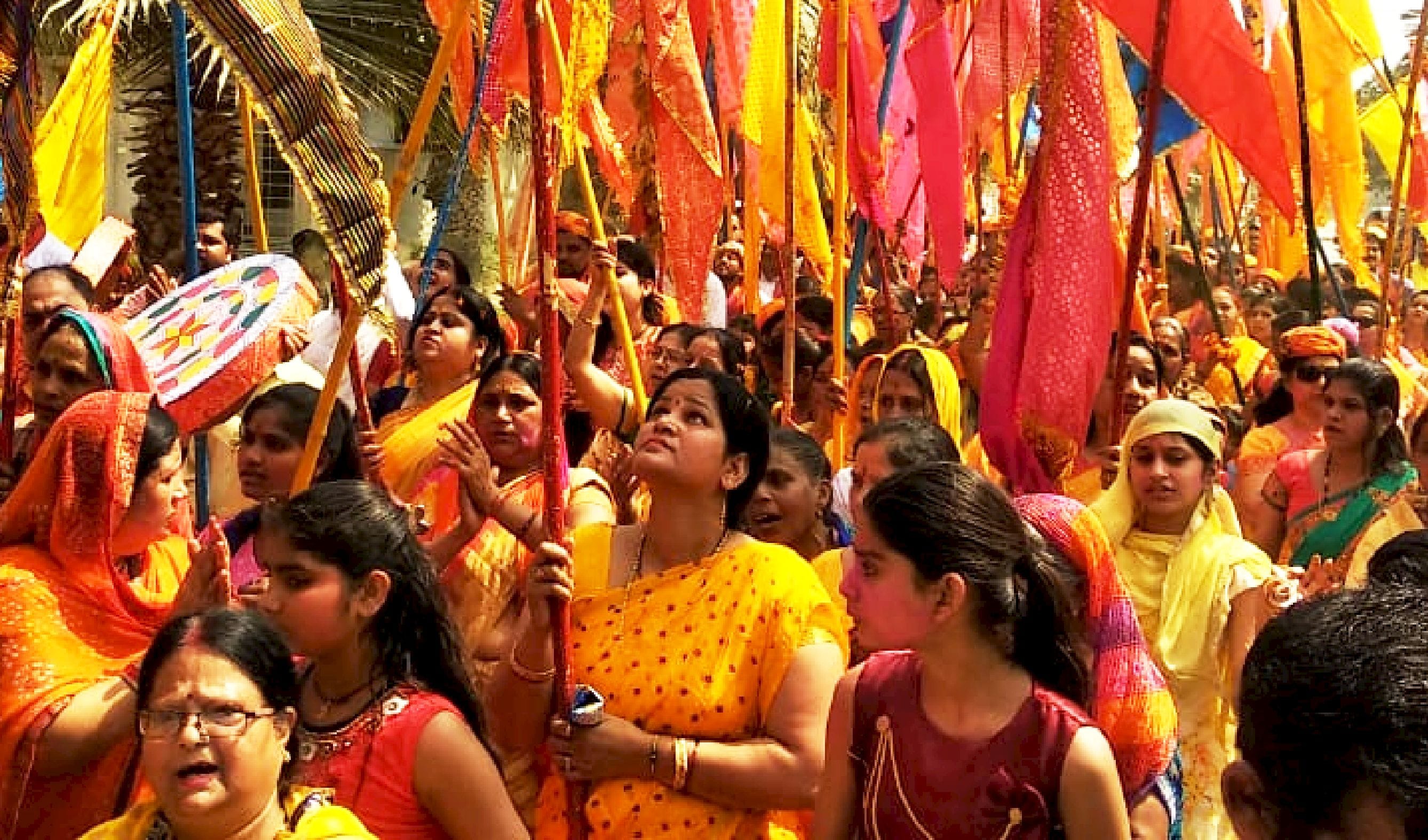 फाल्गुन महोत्सव पर निकाली गई शोभायात्रा में हाथों में निशान लेकर चलतीं महिलाएं । संवाद फाल्गुन महोत्सव पर निकाली गई शोभायात्रा में हाथों में निशान लेकर चलतीं महिलाएं । संवाद