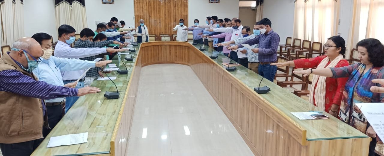 शामली कलेक्ट्रट सभागार में शपथ लेते कर्मचारी शामली कलेक्ट्रट सभागार में शपथ लेते कर्मचारी