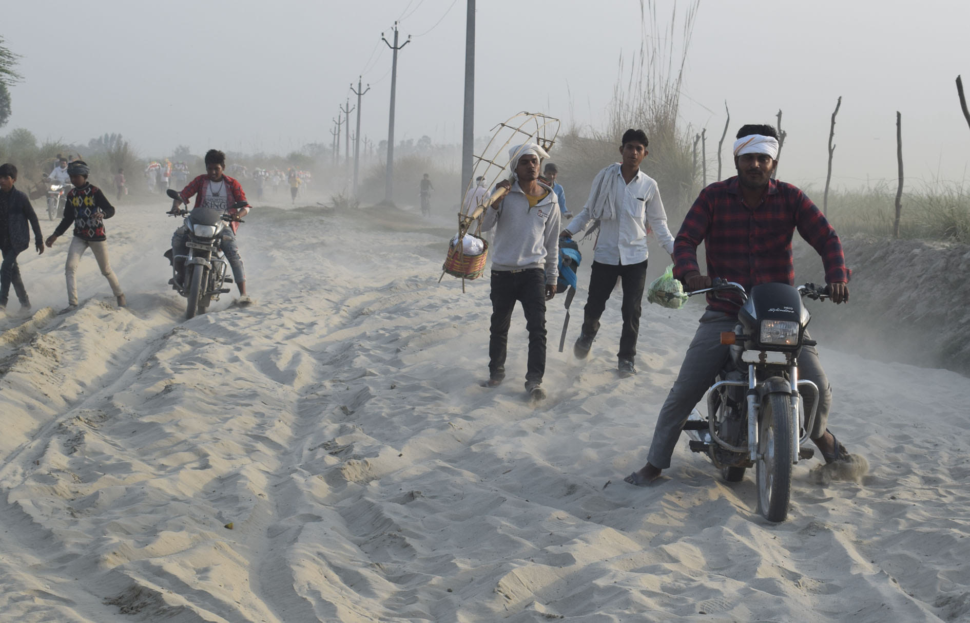 कासगंज के लहरा से गंगाघाट का रेतीला रास्ता कासगंज के लहरा से गंगाघाट का रेतीला रास्ता