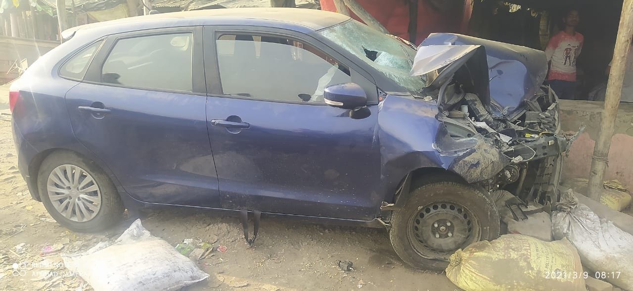 शाहजहांपुर के रोजा में लखनऊ-दिल्ली नेशनल हाईवे पर दुर्घटना में क्षतिग्रस्त कार। संवाद शाहजहांपुर के रोजा में लखनऊ-दिल्ली नेशनल हाईवे पर दुर्घटना में क्षतिग्रस्त कार। संवाद