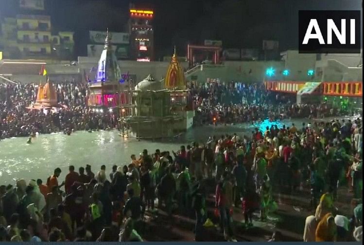 Haridwar: Mahashivratri today, devotees throng to Har Ki Pauri for the royal bath