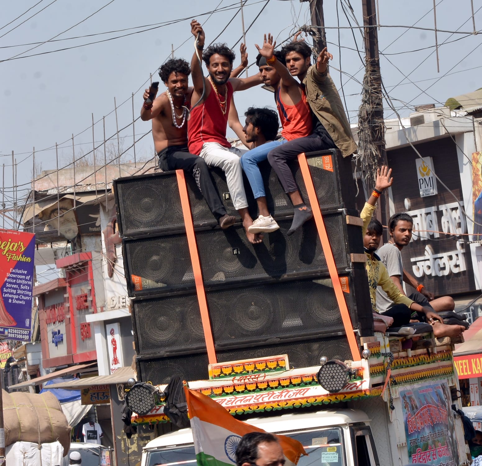 डीजे की धुन पर नाचते गाते कावडियां।