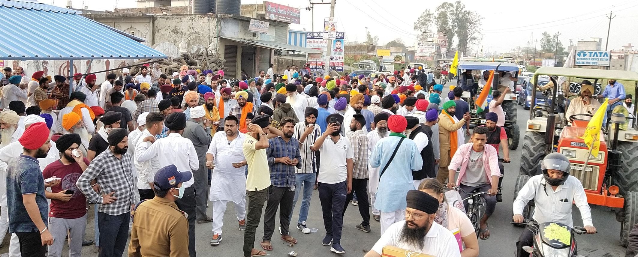सितारगंज में पहुंची जागृति यात्रा के दौरान किसानों की भीड़। सितारगंज में पहुंची जागृति यात्रा के दौरान किसानों की भीड़।