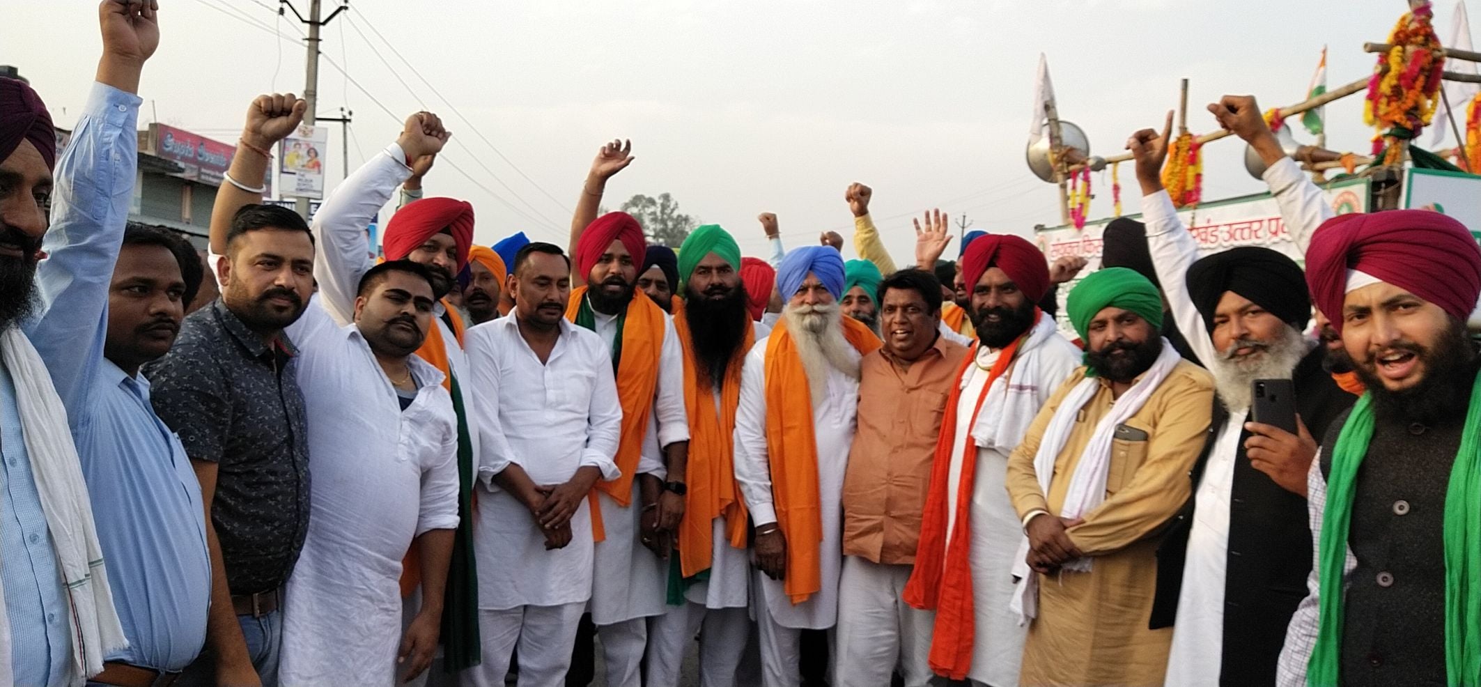 सितारगंज में किसान जागृति यात्रा का स्वागत करते किसान व कांग्रेसी। सितारगंज में किसान जागृति यात्रा का स्वागत करते किसान व कांग्रेसी।