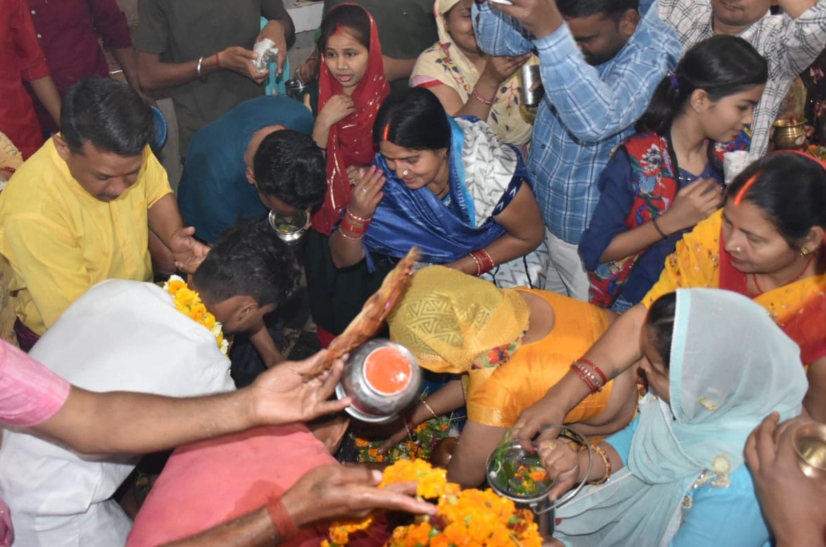 अयोध्या-शिवरात्रि पर क्षीरेश्वरनाथ मंदिर में जलाभिषेक को जाती श्रद्घालुओं की भीड़ व जलाभिषेक क? अयोध्या-शिवरात्रि पर क्षीरेश्वरनाथ मंदिर में जलाभिषेक को जाती श्रद्घालुओं की भीड़ व जलाभिषेक क?