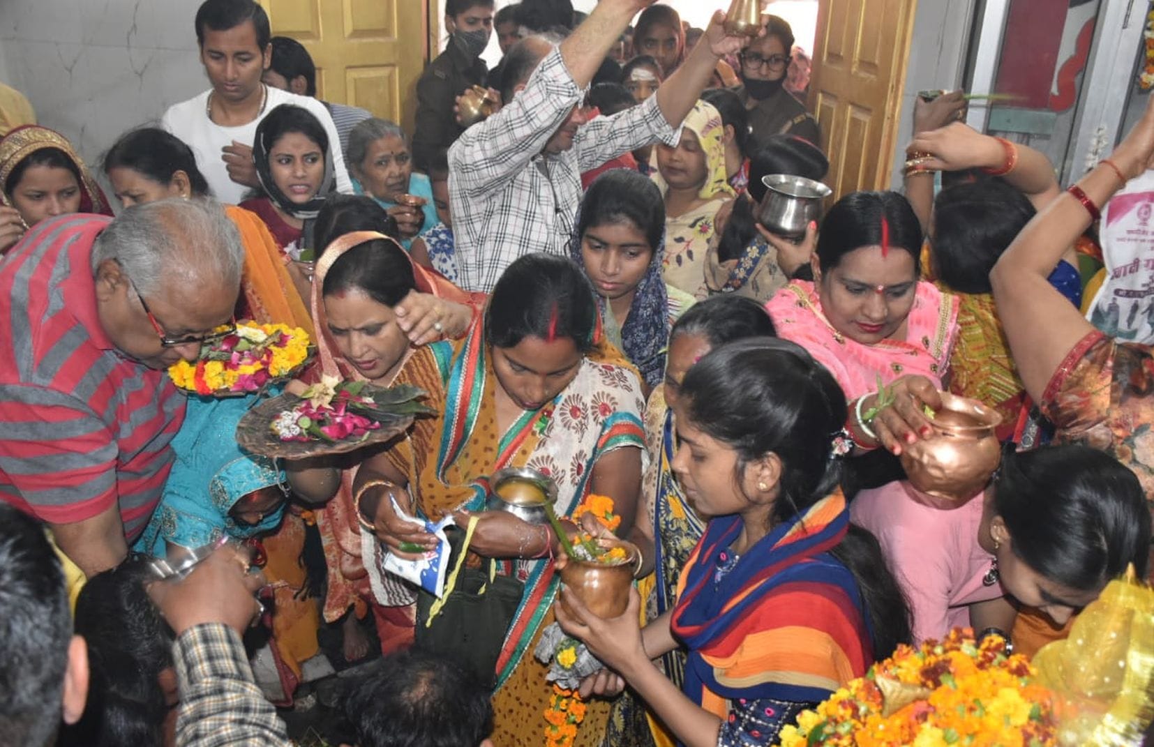 अयोध्या-शिवरात्रि पर क्षीरेश्वरनाथ मंदिर में जलाभिषेक को जाती श्रद्घालुओं की भीड़ व जलाभिषेक क? अयोध्या-शिवरात्रि पर क्षीरेश्वरनाथ मंदिर में जलाभिषेक को जाती श्रद्घालुओं की भीड़ व जलाभिषेक क?