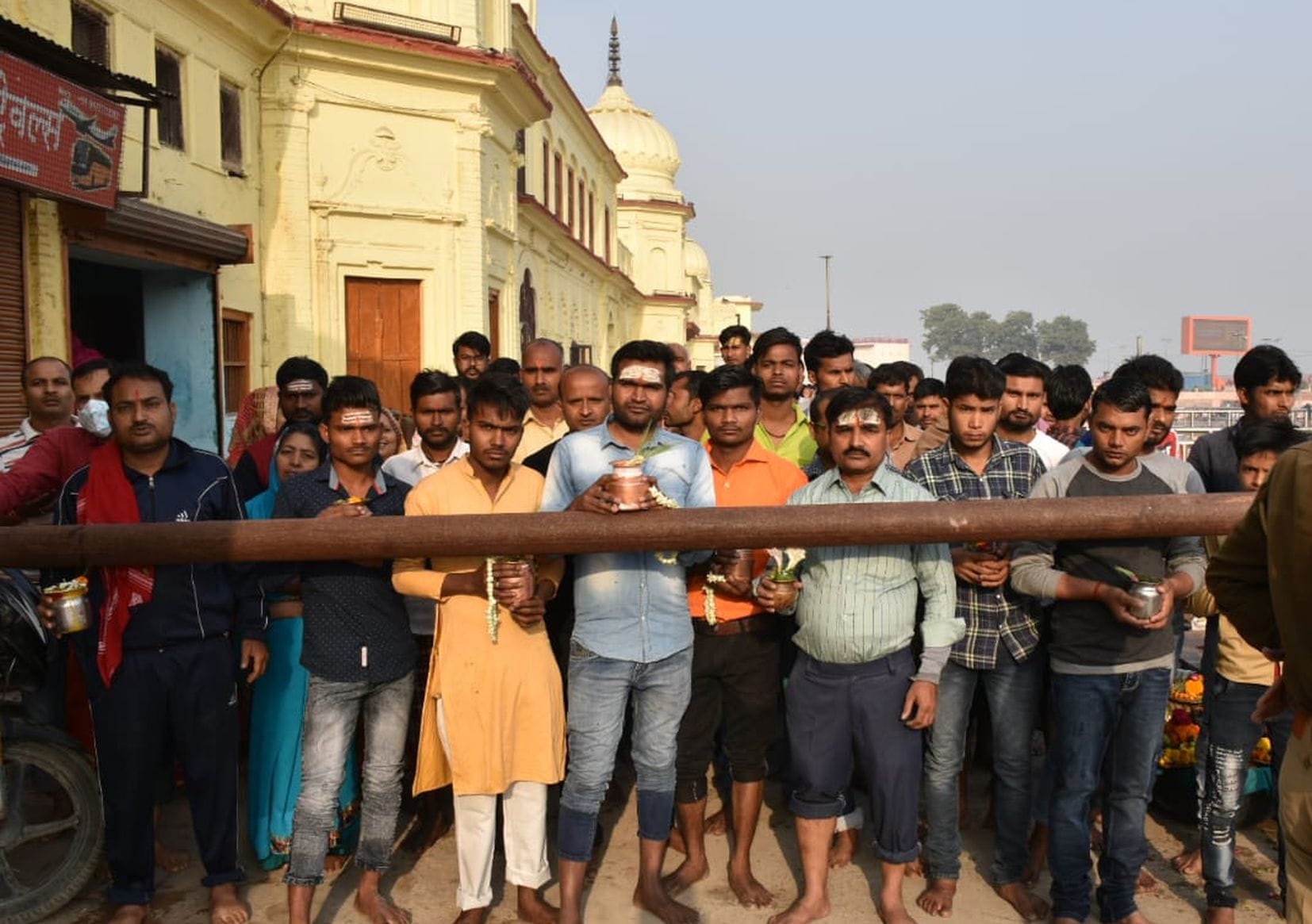 अयोध्या-शिवरात्रि पर नागेश्वरनाथ मंदिर में जलाभिषेक को जाती श्रद्घालुओं की भीड़ व जलाभिषेक करत? अयोध्या-शिवरात्रि पर नागेश्वरनाथ मंदिर में जलाभिषेक को जाती श्रद्घालुओं की भीड़ व जलाभिषेक करत?