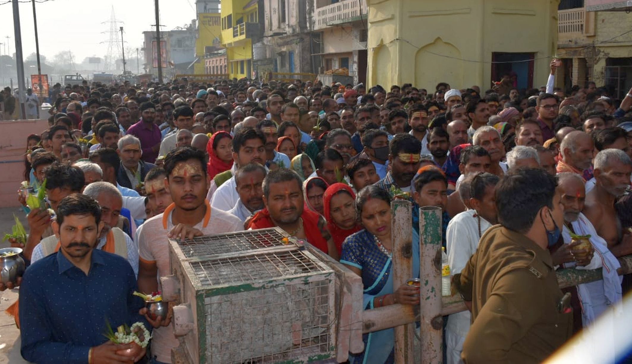 अयोध्या-शिवरात्रि पर नागेश्वरनाथ मंदिर में जलाभिषेक को जाती श्रद्घालुओं की भीड़ व जलाभिषेक करत? अयोध्या-शिवरात्रि पर नागेश्वरनाथ मंदिर में जलाभिषेक को जाती श्रद्घालुओं की भीड़ व जलाभिषेक करत?
