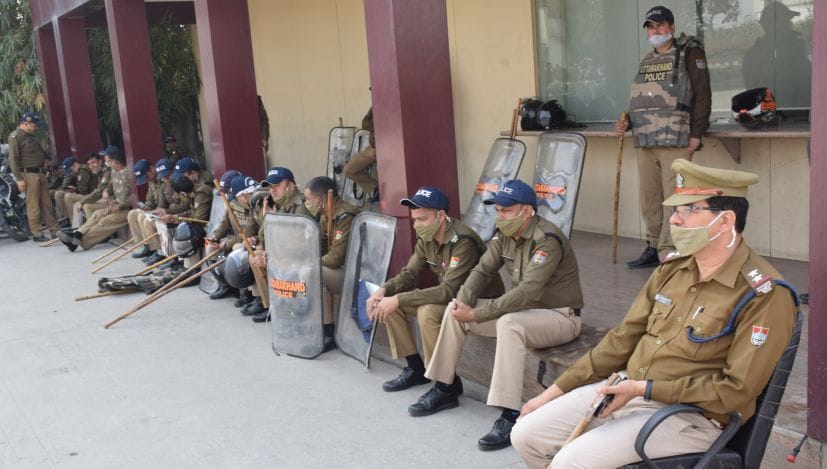 रुद्रपुर के अशोक लीलैंड कंपनी गेट के बाहर तैनात पुलिस फोर्स। रुद्रपुर के अशोक लीलैंड कंपनी गेट के बाहर तैनात पुलिस फोर्स।