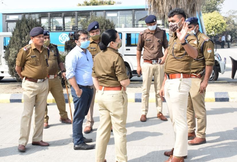 रुद्रपुर में अशोक लीलैंड कंपनी के बाहर सीओ से जानकारी लेतीं एएसपी ममता बोहरा। रुद्रपुर में अशोक लीलैंड कंपनी के बाहर सीओ से जानकारी लेतीं एएसपी ममता बोहरा।