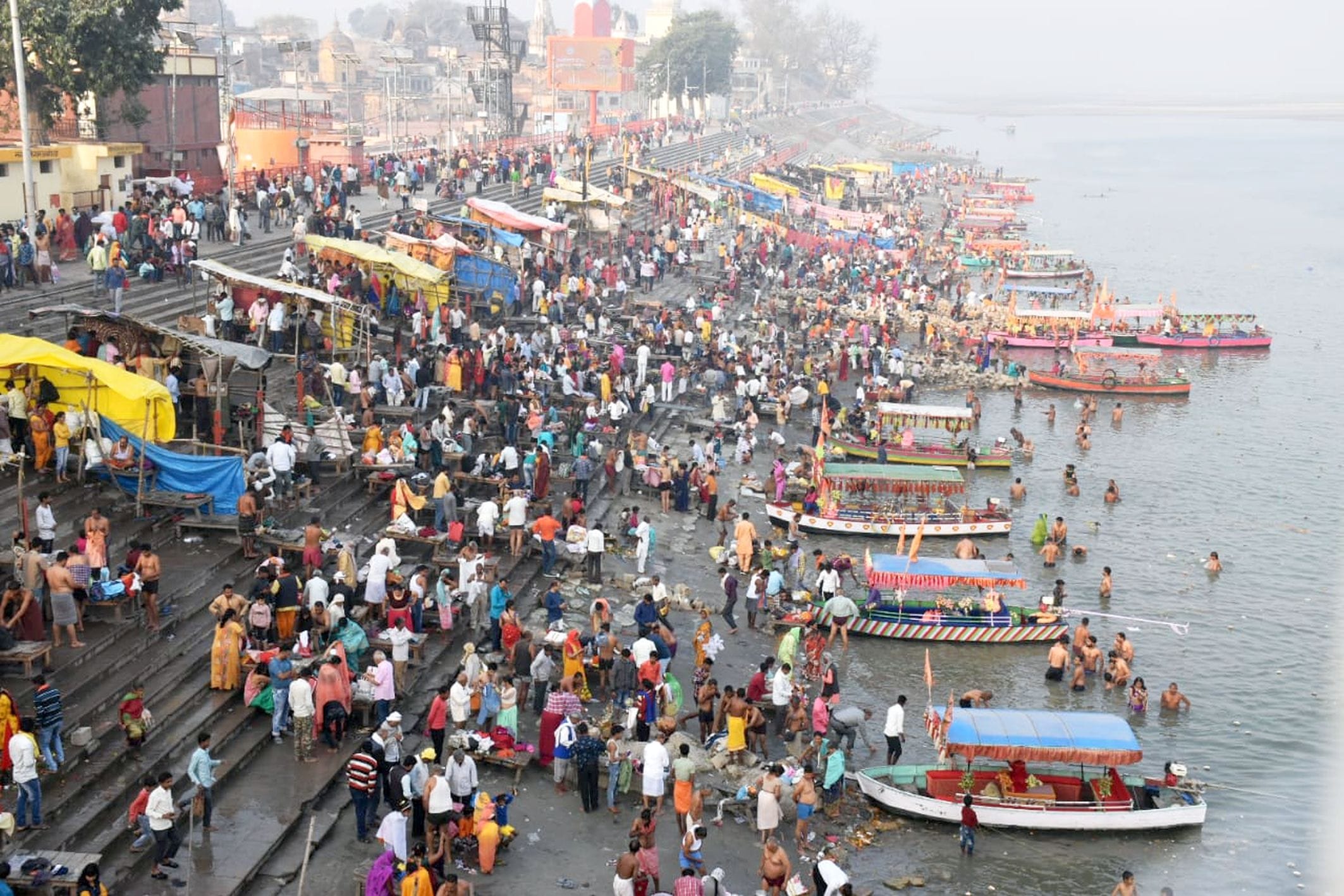 अयोध्या-पतित पावनी सरयू में स्नान करते भक्तगण अयोध्या-पतित पावनी सरयू में स्नान करते भक्तगण
