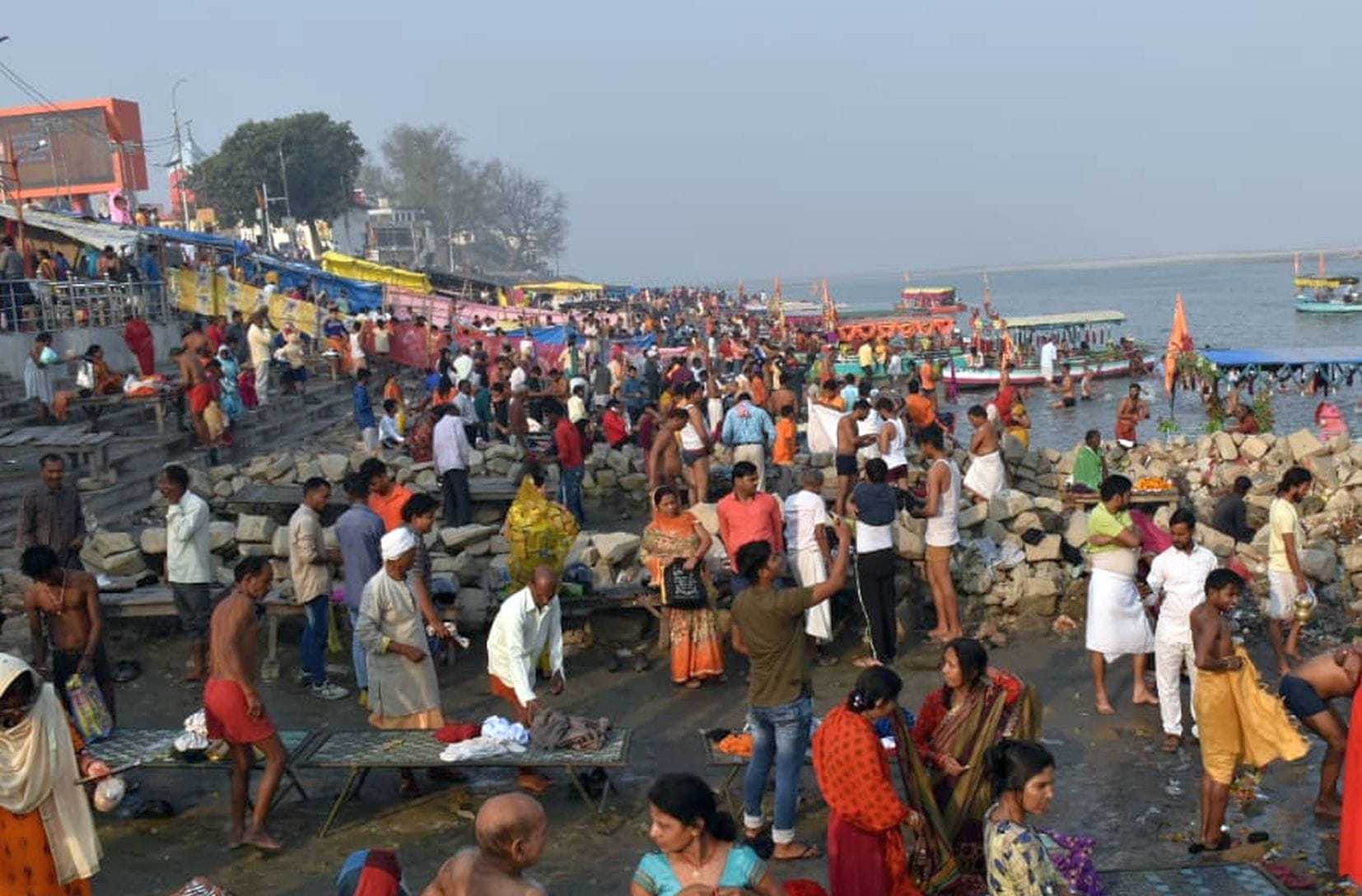 अयोध्या-पतित पावनी सरयू में स्नान करते भक्तगण अयोध्या-पतित पावनी सरयू में स्नान करते भक्तगण