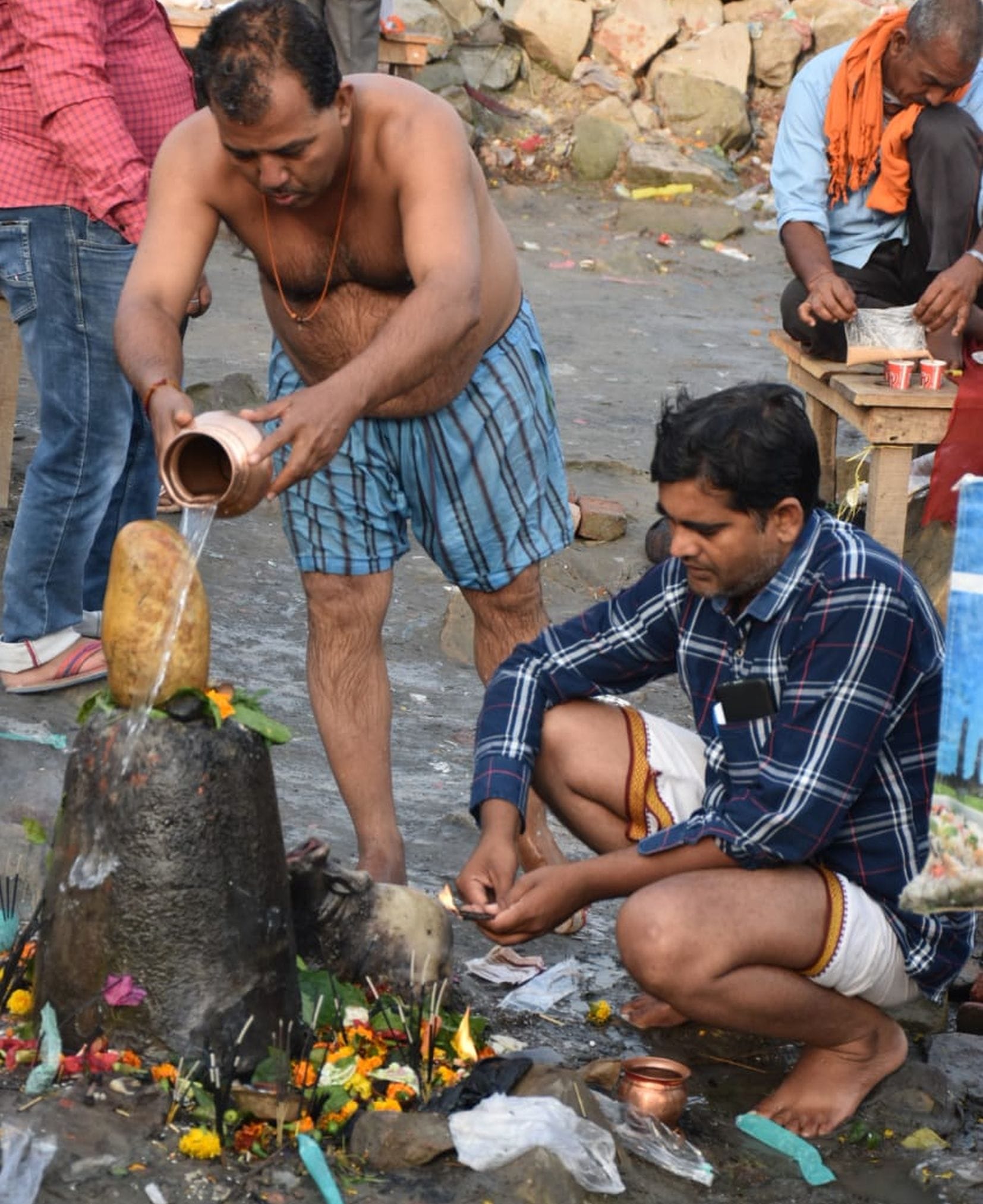 अयोध्या-पतित पावनी सरयू में स्नान करते भक्तगण अयोध्या-पतित पावनी सरयू में स्नान करते भक्तगण