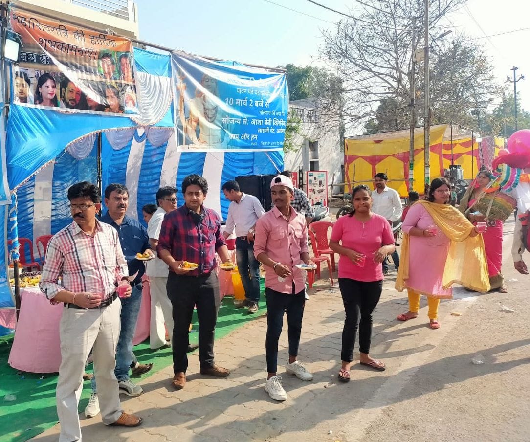 आगरा रोड सासनी गेट चौराहे के निकट स्थित आशा बेबी क्लीनिक द्वारा महाशिवरात्रि के अवसर लगाये गए शि आगरा रोड सासनी गेट चौराहे के निकट स्थित आशा बेबी क्लीनिक द्वारा महाशिवरात्रि के अवसर लगाये गए शि