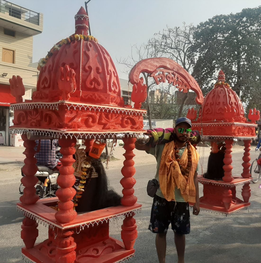 मंदिर के आकार का कांवड़ लेकर पहुंचा कांवड़िया। मंदिर के आकार का कांवड़ लेकर पहुंचा कांवड़िया।