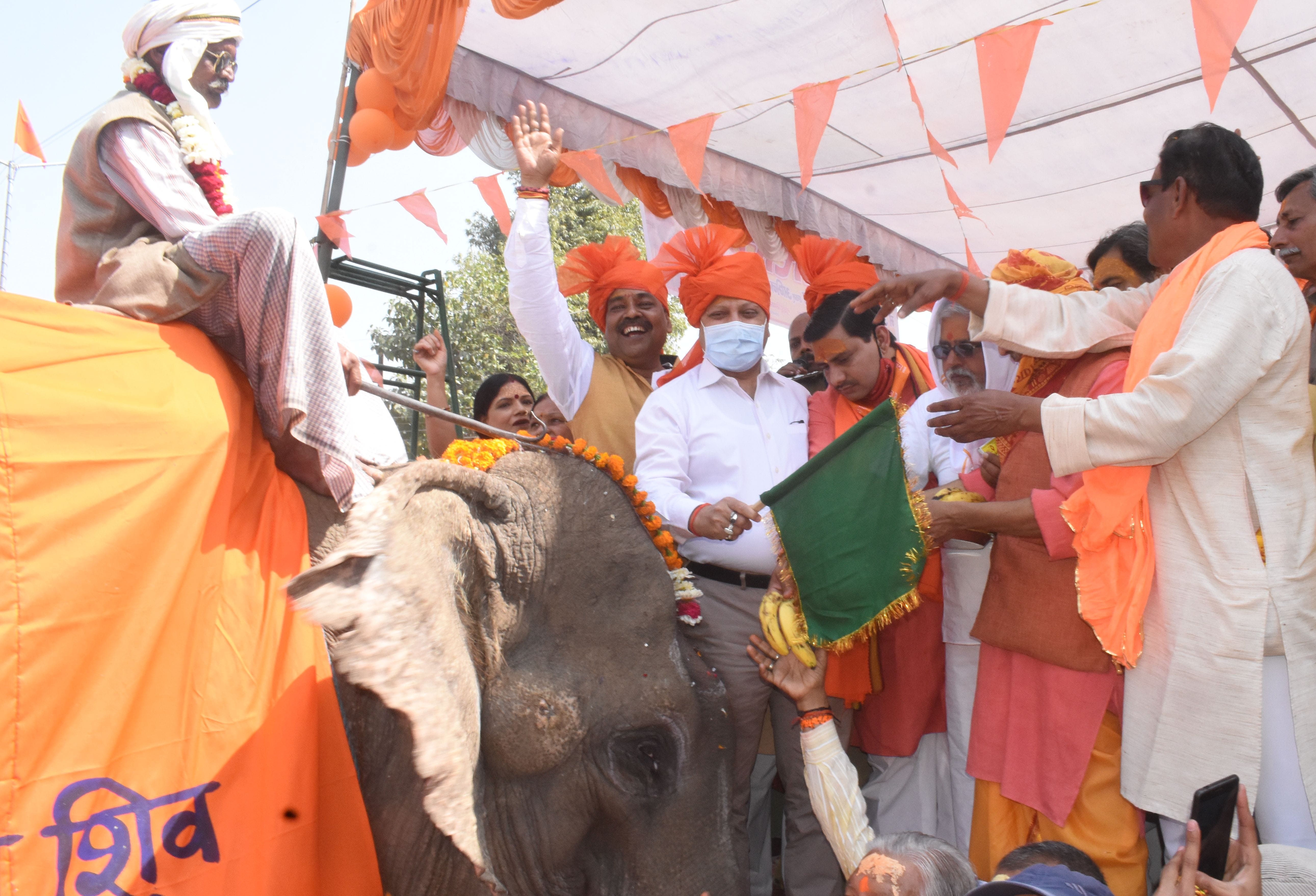 आईबीपी चौराहा पर झंडी दिखाकर शिव शोभायात्रा को रवाना करते सदर विधायक पंकज गुप्ता,डीएम रवींद्र क? आईबीपी चौराहा पर झंडी दिखाकर शिव शोभायात्रा को रवाना करते सदर विधायक पंकज गुप्ता,डीएम रवींद्र क?