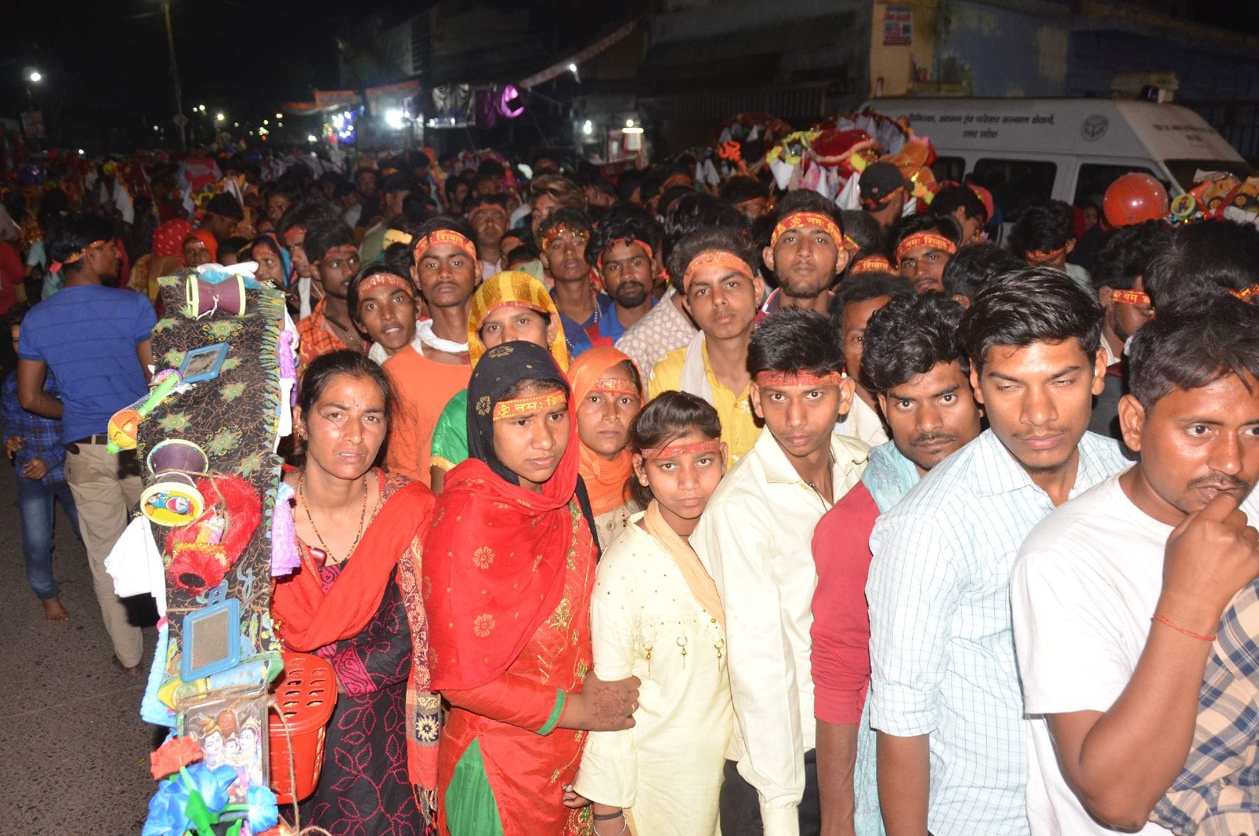 अचलेश्वर महादेव मंदिर में जलाभिषेक करने के लिये लगी कांवड़ियों की भीड़। अचलेश्वर महादेव मंदिर में जलाभिषेक करने के लिये लगी कांवड़ियों की भीड़।
