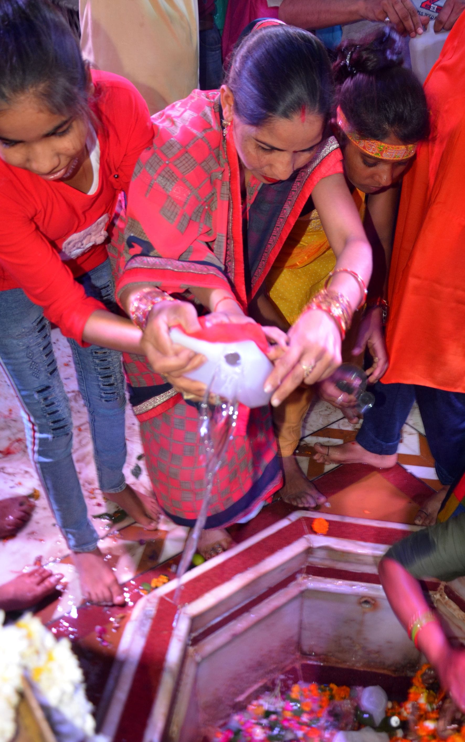 अचलेश्वर महादेव मंदिर में जलाभिषेक करते श्रद्घालू। अचलेश्वर महादेव मंदिर में जलाभिषेक करते श्रद्घालू।