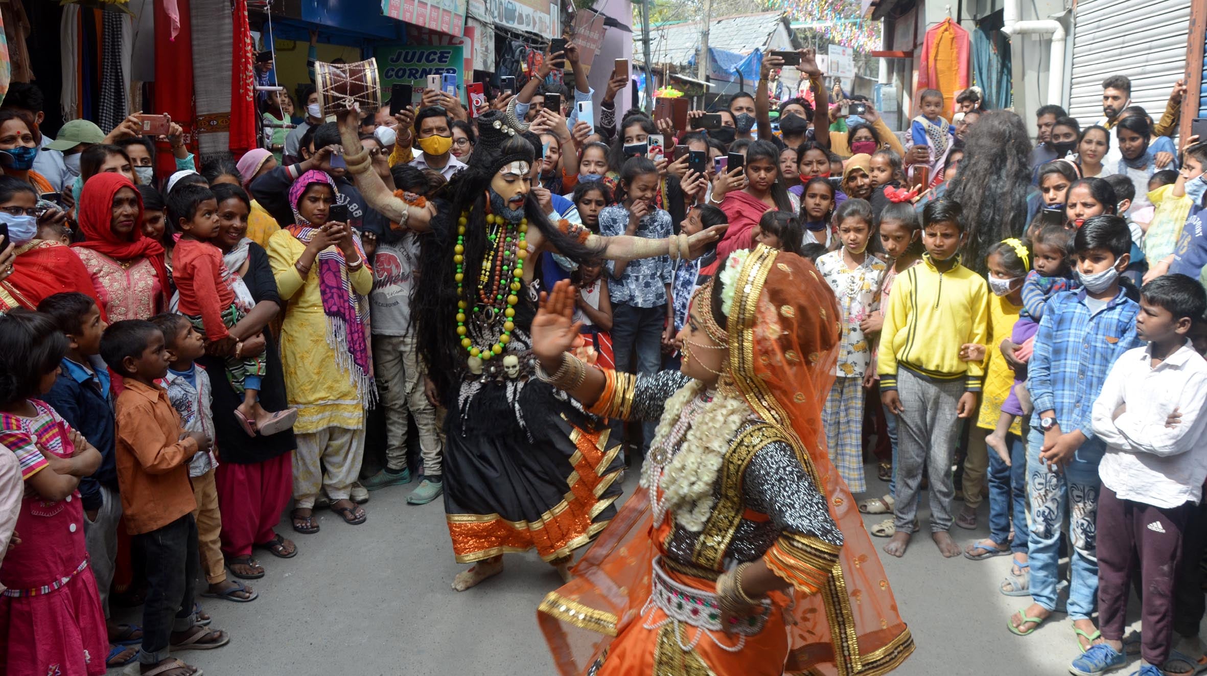 हमीरपुर में शिवरात्रि पर बाहरी राज्यों से आए कलाकार प्रस्तुति देते हुए।