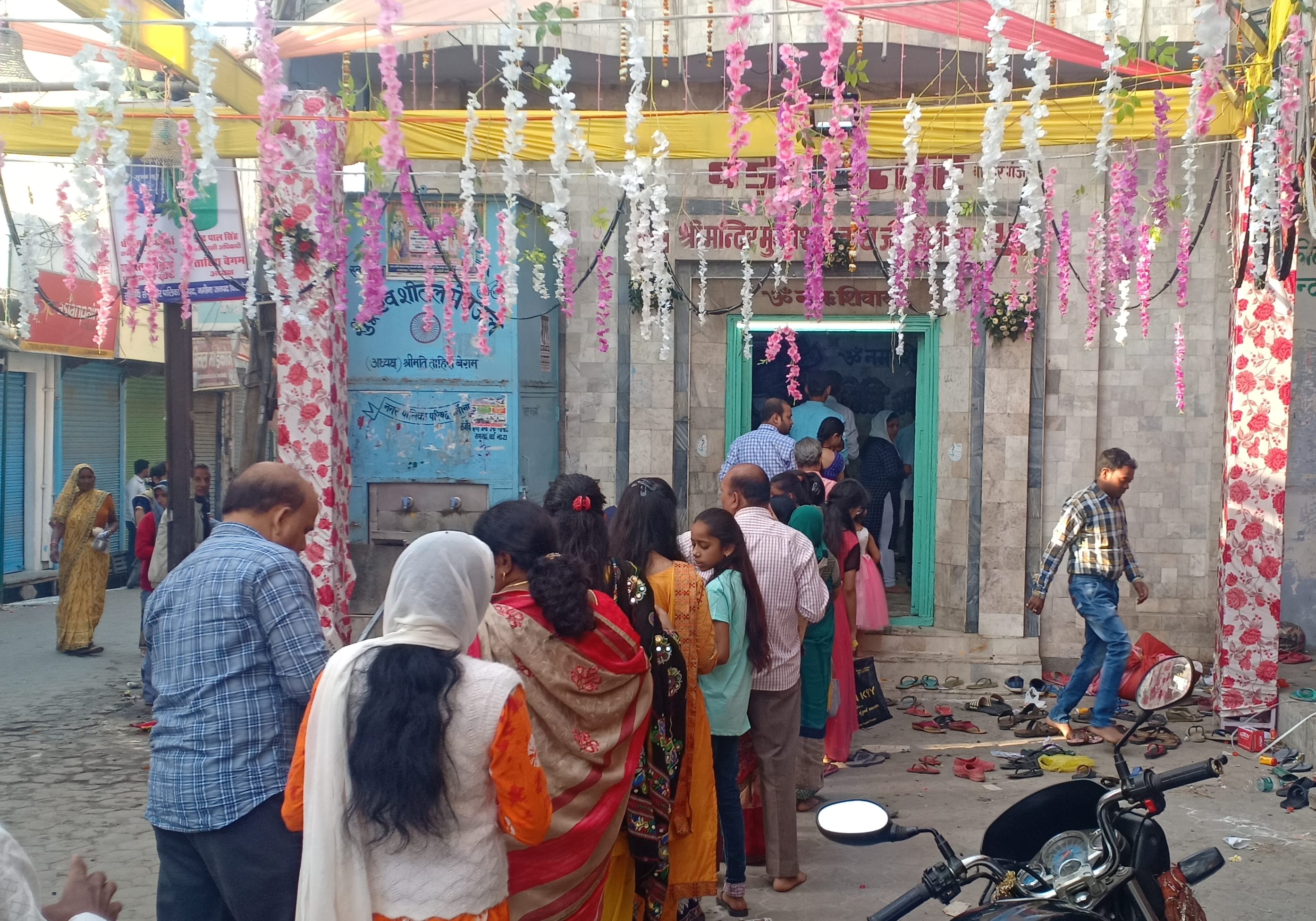 नगीना के बड़ा मंदिर श्री मुक्तेश्वर नाथ के बाहर जलाभिषेक करने के लिए लाइन में खड़े श्रद्धालु। नगीना के बड़ा मंदिर श्री मुक्तेश्वर नाथ के बाहर जलाभिषेक करने के लिए लाइन में खड़े श्रद्धालु।