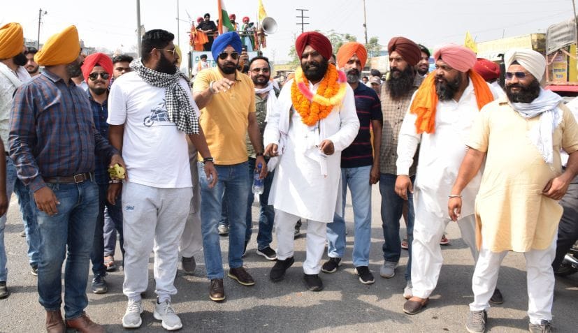 रुद्रपुर के बिगवाड़ा में रैली का स्वागत करते लोग। रुद्रपुर के बिगवाड़ा में रैली का स्वागत करते लोग।