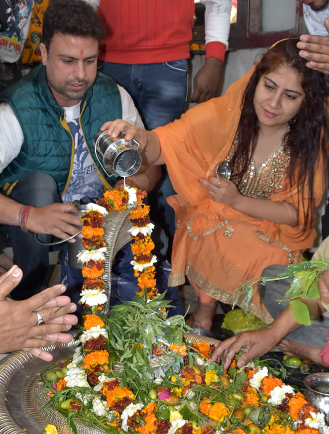 शिव रात्रि पर बागेश्वर महादेव मन्दिर में जलाभिषेक करते श्रद्घालु शिव रात्रि पर बागेश्वर महादेव मन्दिर में जलाभिषेक करते श्रद्घालु