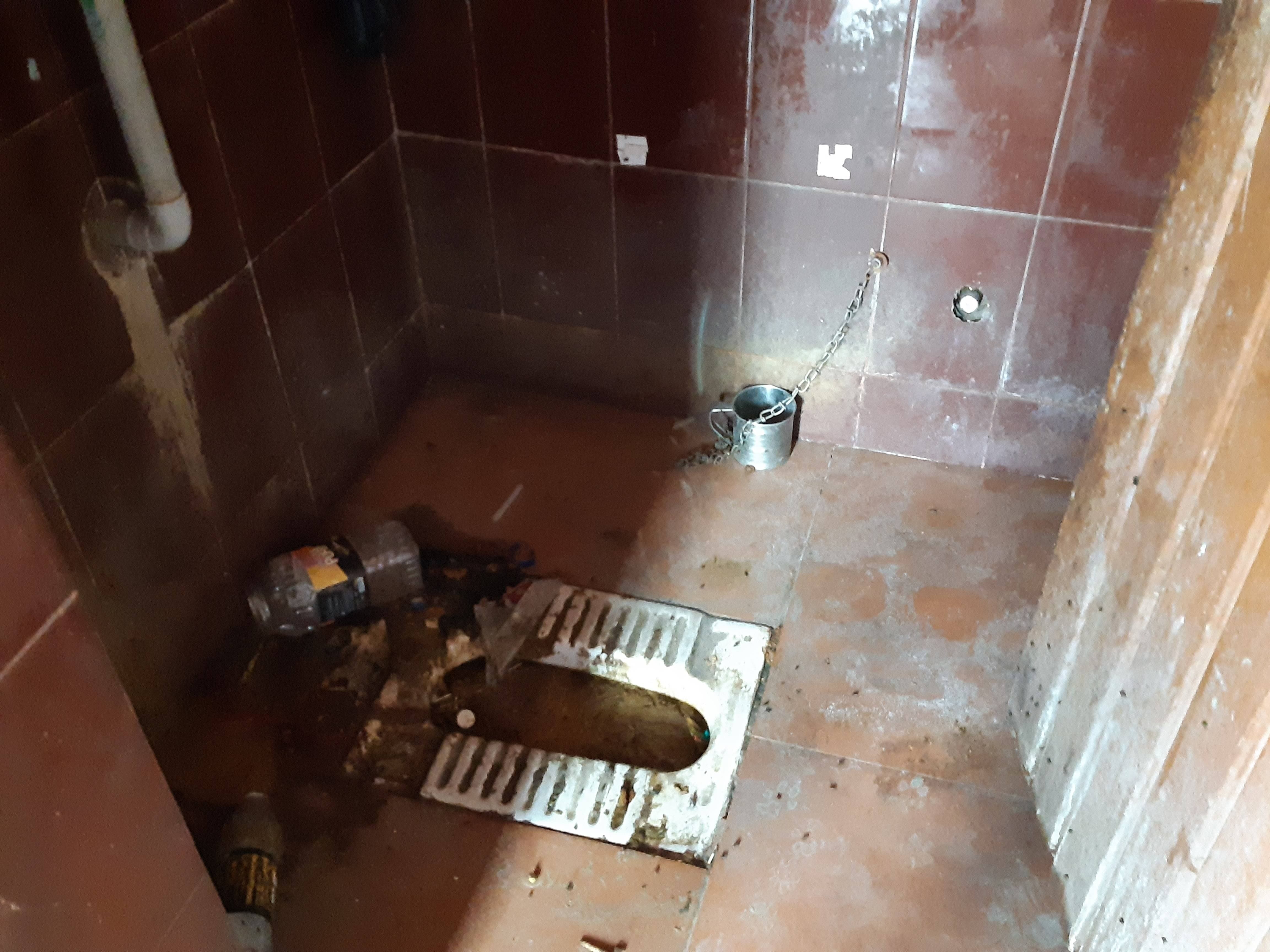 बस स्टैंड के सामने स्थित शौचालय में फैली गंदगी। बस स्टैंड के सामने स्थित शौचालय में फैली गंदगी।