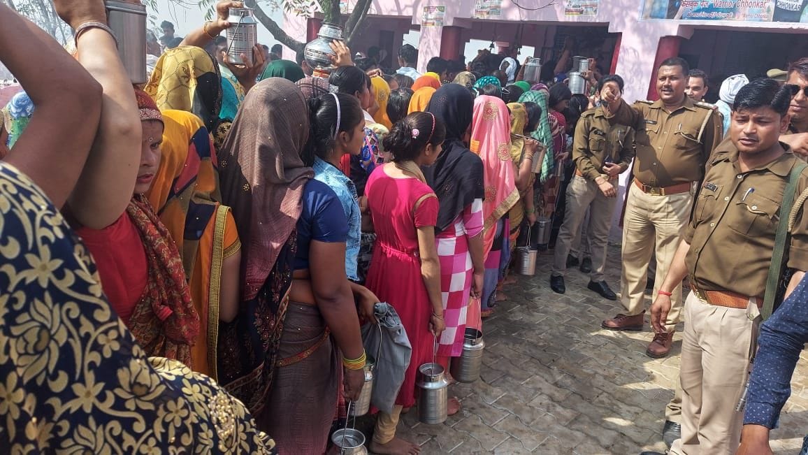 सादाबाद में शिवालय पर उमड़ी शिवभक्तों की भीड़ को नियंत्रित करते कोतवाल डीके सिसौदिया। सादाबाद में शिवालय पर उमड़ी शिवभक्तों की भीड़ को नियंत्रित करते कोतवाल डीके सिसौदिया।