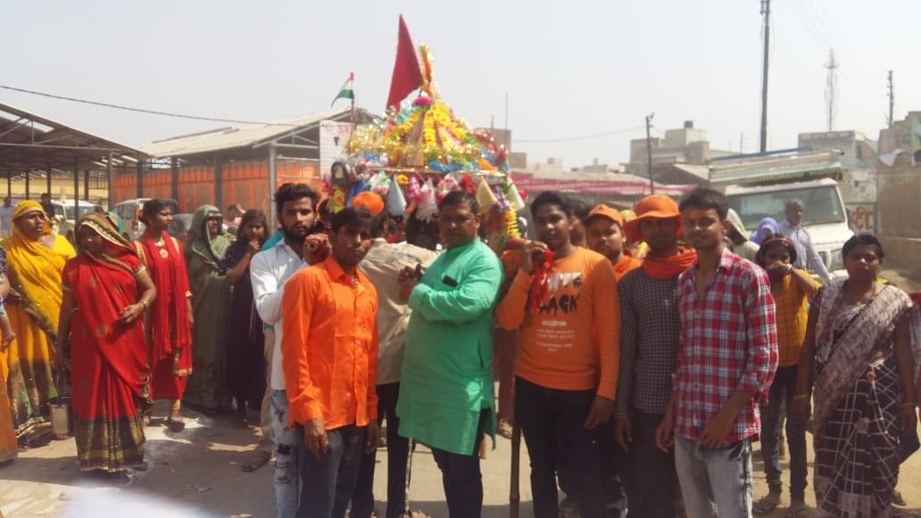 बिसावर में कांवर चढ़ाने ले जाते शिवभक्त। बिसावर में कांवर चढ़ाने ले जाते शिवभक्त।