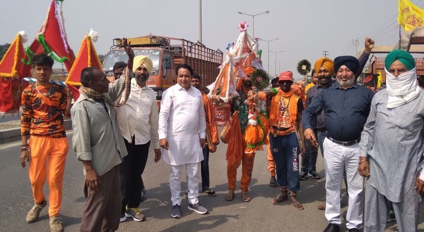बिगवाड़ा में कांवड़ियों का स्वागत करते किसान। बिगवाड़ा में कांवड़ियों का स्वागत करते किसान।
