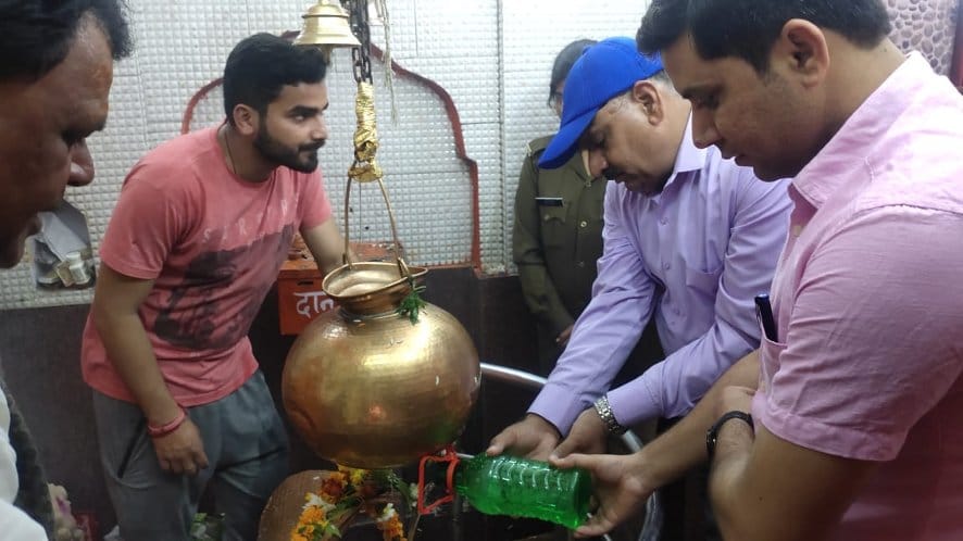 नजीबाबाद के मोटा महादेव शिव मंदिर पर जलाभिषेक करते एसडीएम और सीओ। नजीबाबाद के मोटा महादेव शिव मंदिर पर जलाभिषेक करते एसडीएम और सीओ।