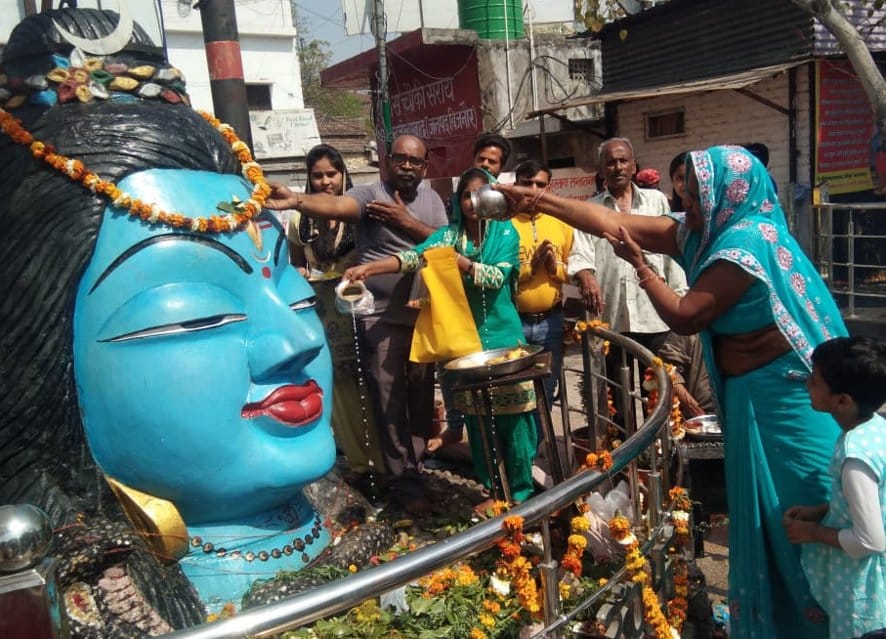 नजीबाबाद के स्टेशन परिसर स्थित शिव वाटिका में जलाभिषेक करतीं श्रद्घालु महिलाएं। नजीबाबाद के स्टेशन परिसर स्थित शिव वाटिका में जलाभिषेक करतीं श्रद्घालु महिलाएं।
