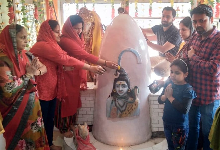 नजीबाबाद के शिव शक्ति धाम पर जलाभिषेक करते श्रद्घालु। नजीबाबाद के शिव शक्ति धाम पर जलाभिषेक करते श्रद्घालु।