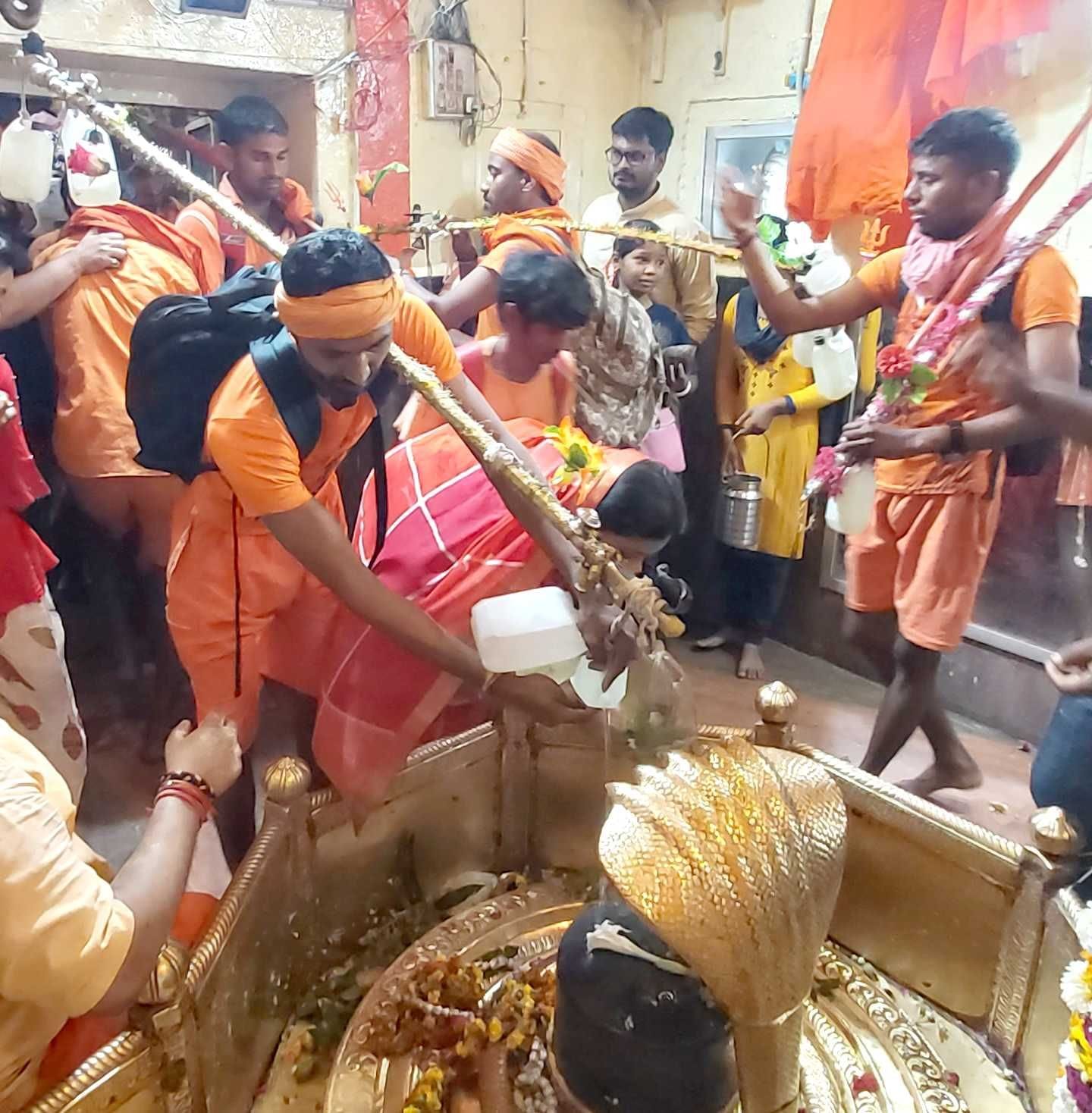 बाबा हरिहरनाथ मंदिर पर जलाभिषेक करते कावरियां। संवाद बाबा हरिहरनाथ मंदिर पर जलाभिषेक करते कावरियां। संवाद