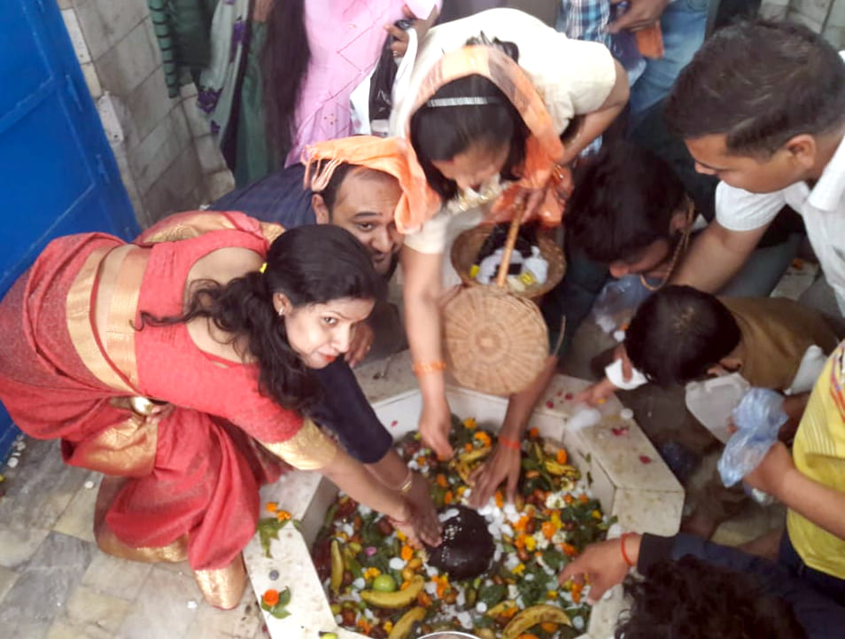 चांदपुर में बाबा झारखंड शिव मंदिर स्याऊ में शिवरात्रि पर जलाभिषेक करते श्रद्धालु। चांदपुर में बाबा झारखंड शिव मंदिर स्याऊ में शिवरात्रि पर जलाभिषेक करते श्रद्धालु।