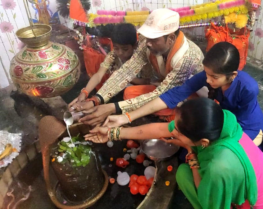 बादली स्थित प्राचीन शिव मंदिर में अपने परिवार के साथ जल अभिषेक करते हुए कांवरिया बादली स्थित प्राचीन शिव मंदिर में अपने परिवार के साथ जल अभिषेक करते हुए कांवरिया