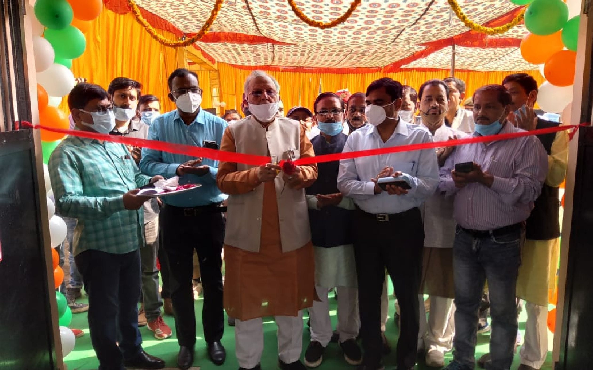 शाहजहांपुर के ककरा में एमआरएफ सेंटर का फीता काटकर लोकार्पण करते वित्तमंत्री सुरेश कुमार खन्ना ? शाहजहांपुर के ककरा में एमआरएफ सेंटर का फीता काटकर लोकार्पण करते वित्तमंत्री सुरेश कुमार खन्ना ?