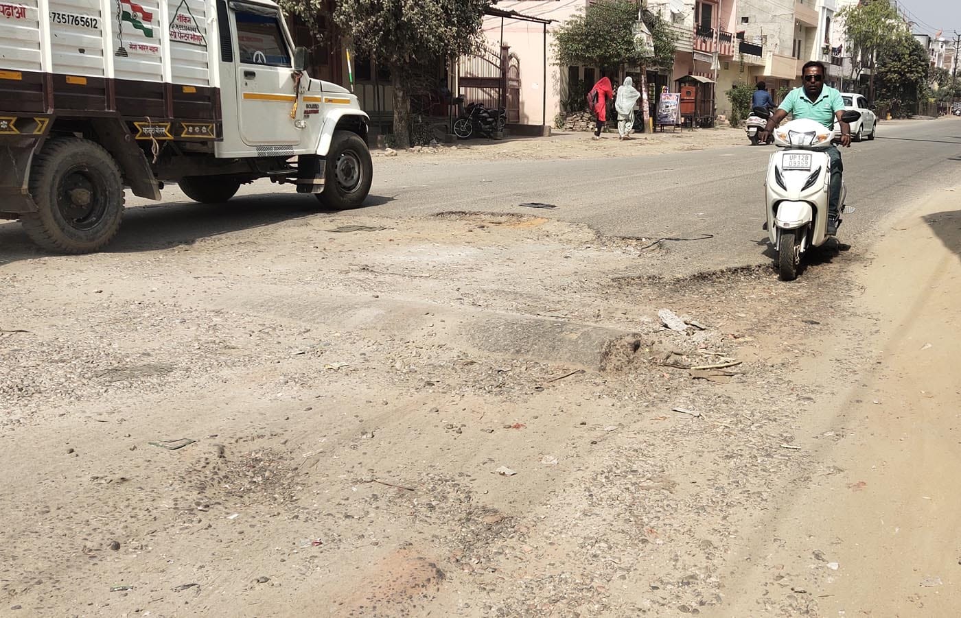 नई मंडी में रजबहे वाली सेन रोड पर बने गड्ढों से होकर गुजरता स्कूटी सवार व्यक्ति नई मंडी में रजबहे वाली सेन रोड पर बने गड्ढों से होकर गुजरता स्कूटी सवार व्यक्ति