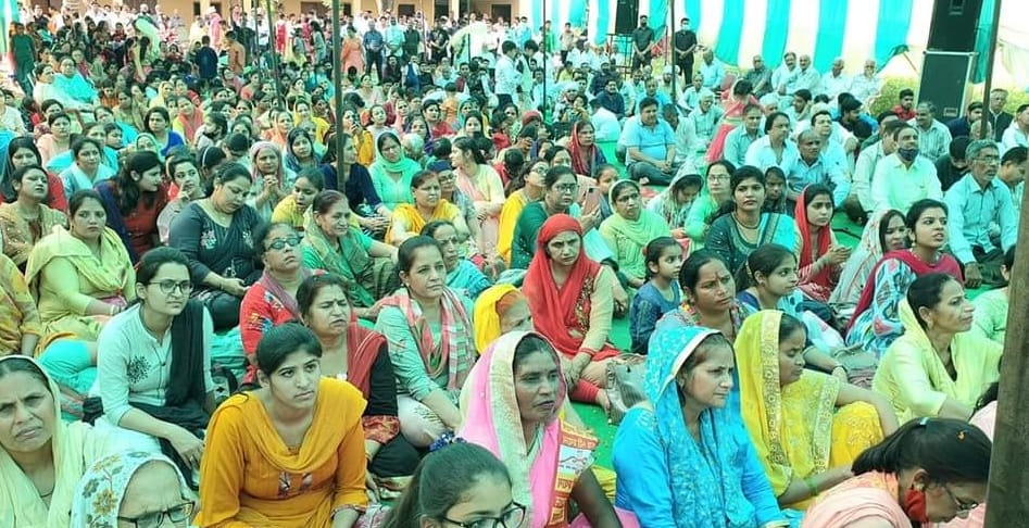 थानाभवन के दयाल आश्रम में आयोजित महाशिवरात्रि के कार्यक्रम में भाग लेते श्रद्वांलू थानाभवन के दयाल आश्रम में आयोजित महाशिवरात्रि के कार्यक्रम में भाग लेते श्रद्वांलू