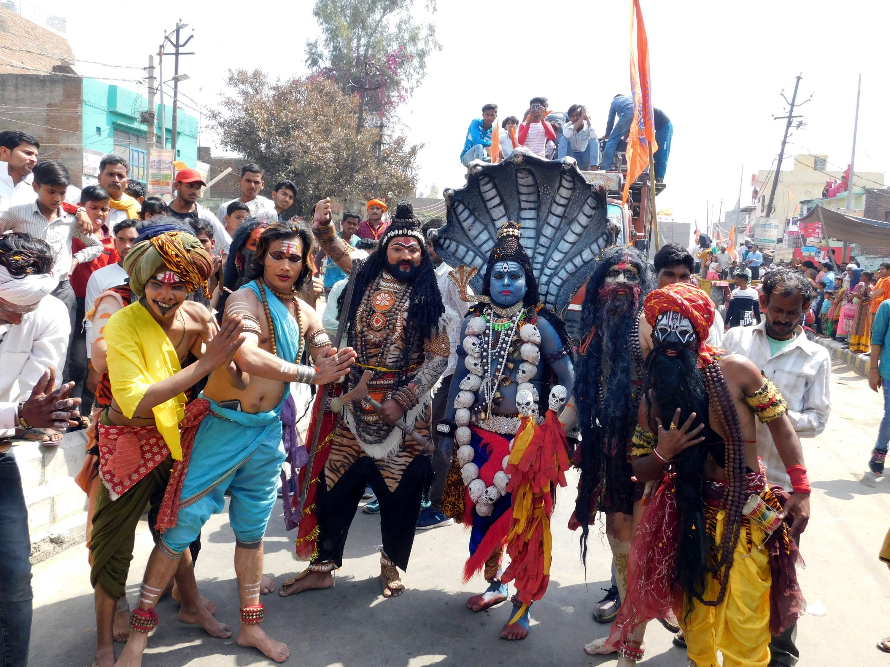 शिव संकीर्तन यात्रा में भोले बाबा अपने भूत पिशाच स्वरूपों के साथ। शिव संकीर्तन यात्रा में भोले बाबा अपने भूत पिशाच स्वरूपों के साथ।