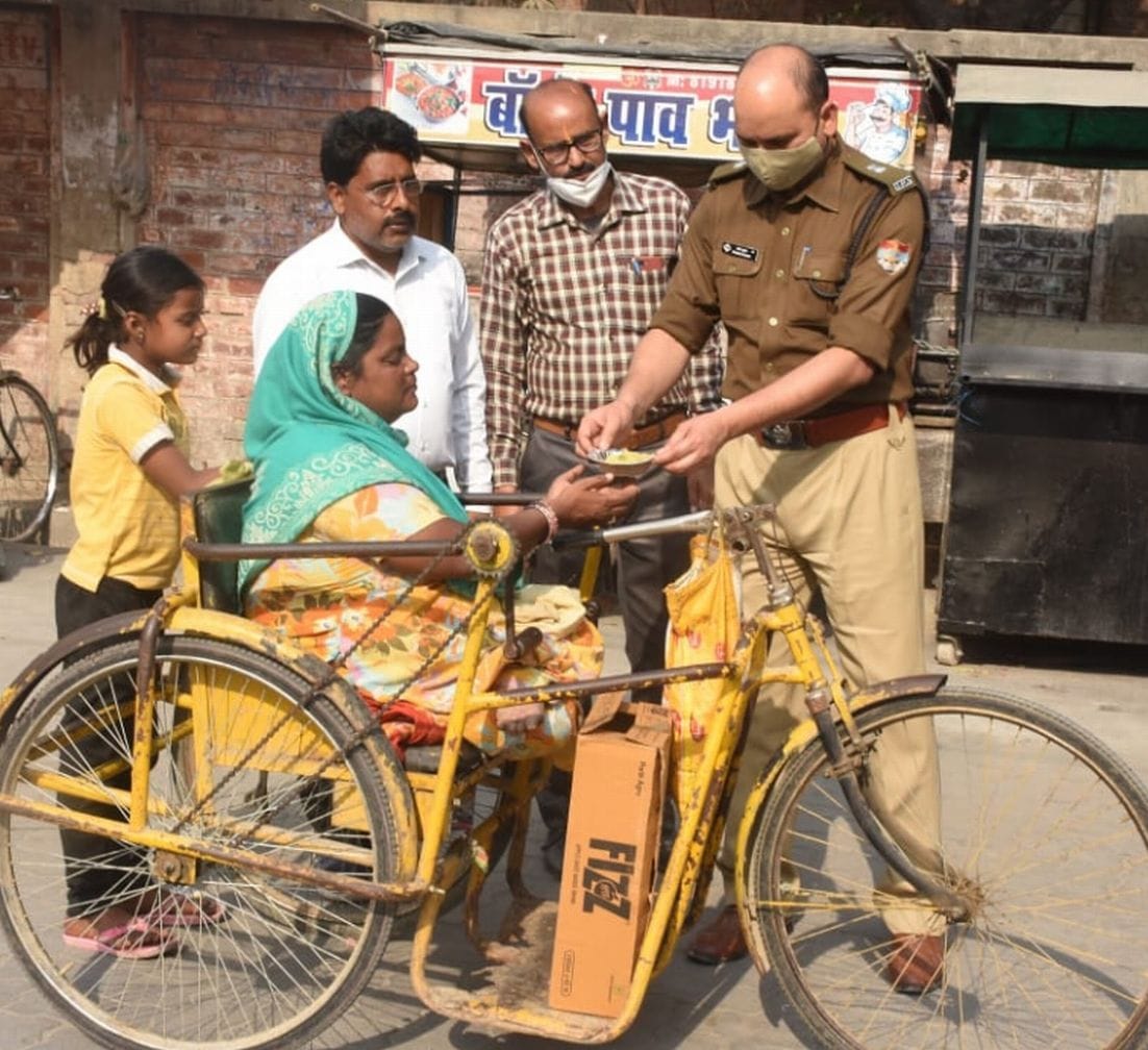 दिव्यांग महिला को लंगर का प्रसाद देते एएसपी प्रमोद कुमार। दिव्यांग महिला को लंगर का प्रसाद देते एएसपी प्रमोद कुमार।