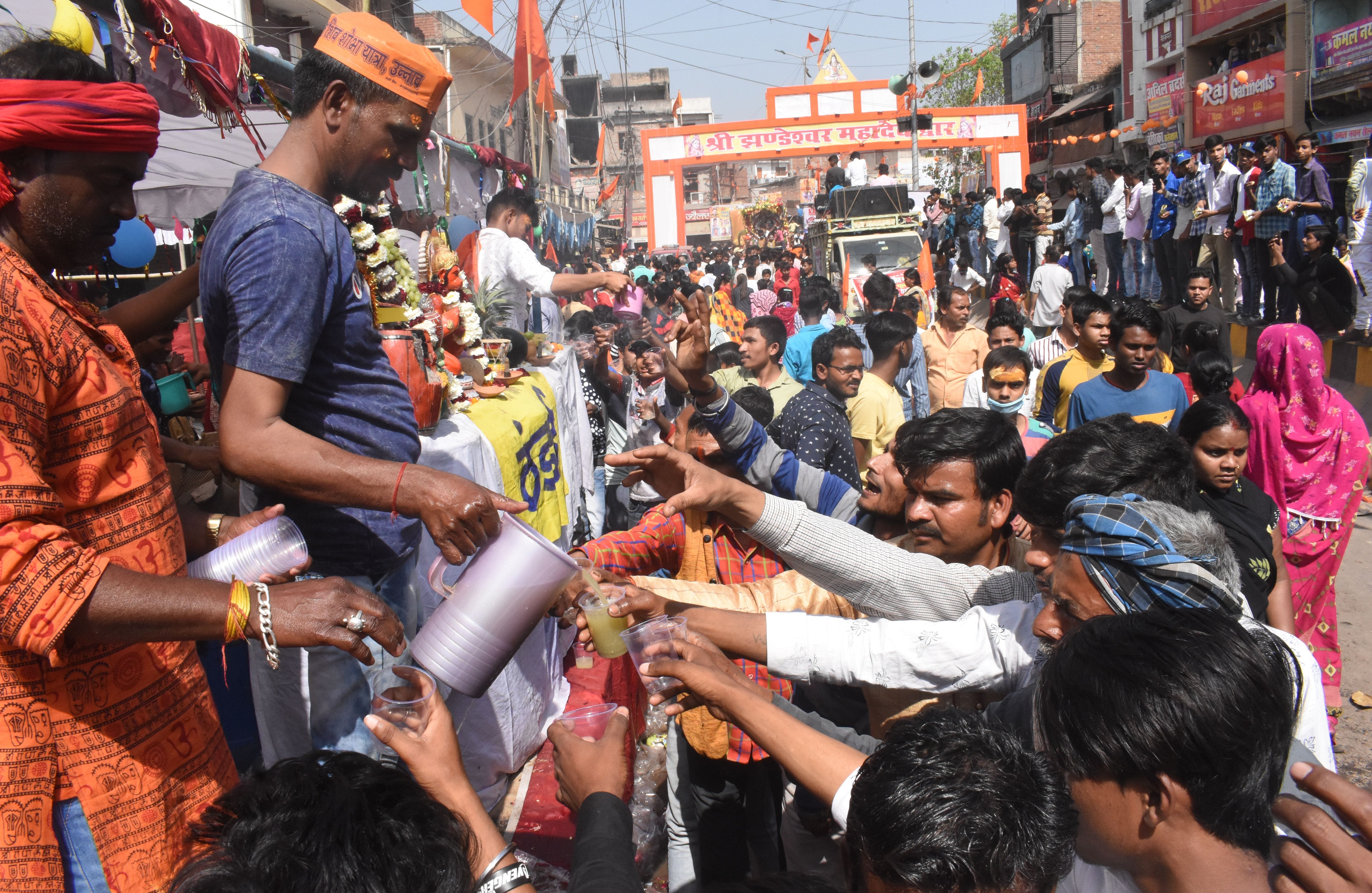 शोभायात्रा में लगे स्टॉल पर ठंडाई का वितरण करते भक्त। शोभायात्रा में लगे स्टॉल पर ठंडाई का वितरण करते भक्त।