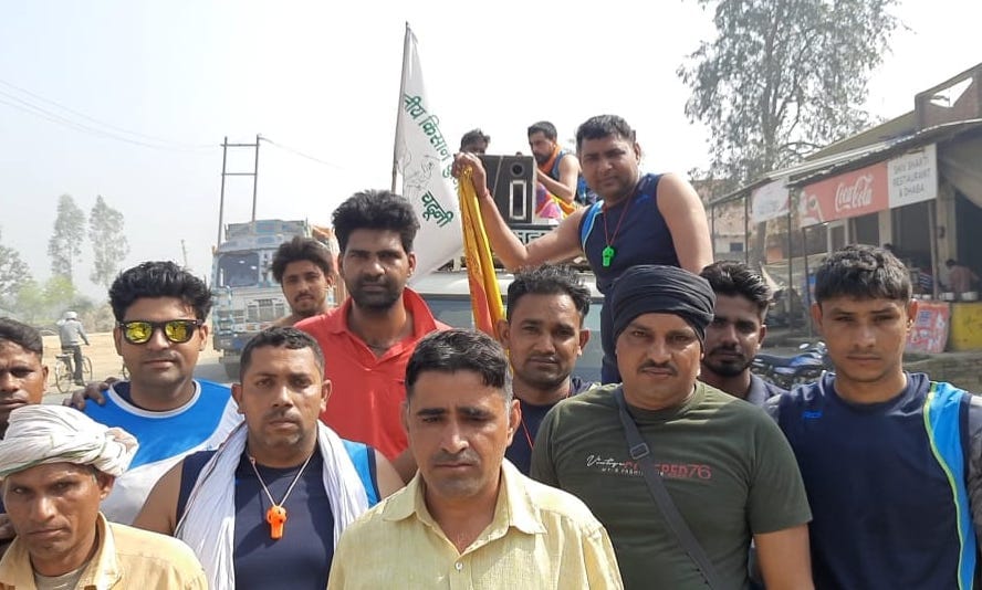 शामली में गाडी पर किसान युनियन का झंडा लगा कर पहुचे पानीपत जिले के बडोली निवासी डाक कावडिये शामली में गाडी पर किसान युनियन का झंडा लगा कर पहुचे पानीपत जिले के बडोली निवासी डाक कावडिये