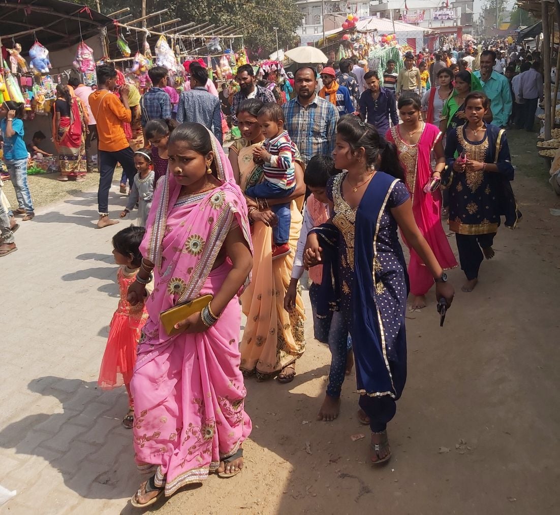 चैती मैदान के महाशिवरात्रि मेले में लगी लोगों की भीड़। चैती मैदान के महाशिवरात्रि मेले में लगी लोगों की भीड़।