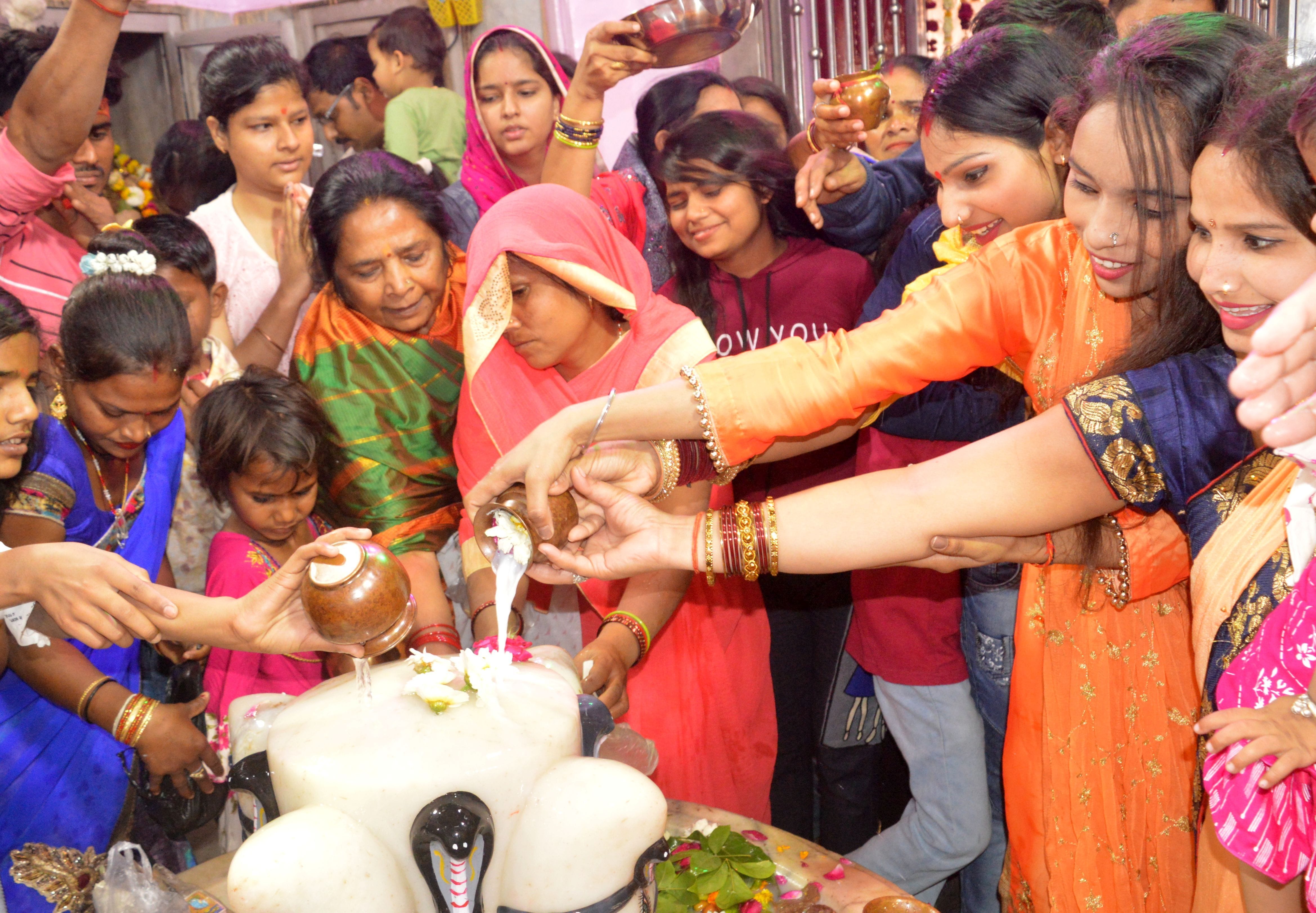 शहर के कैलाश मंदिर में जल चढ़ाते श्रदालु । शहर के कैलाश मंदिर में जल चढ़ाते श्रदालु ।