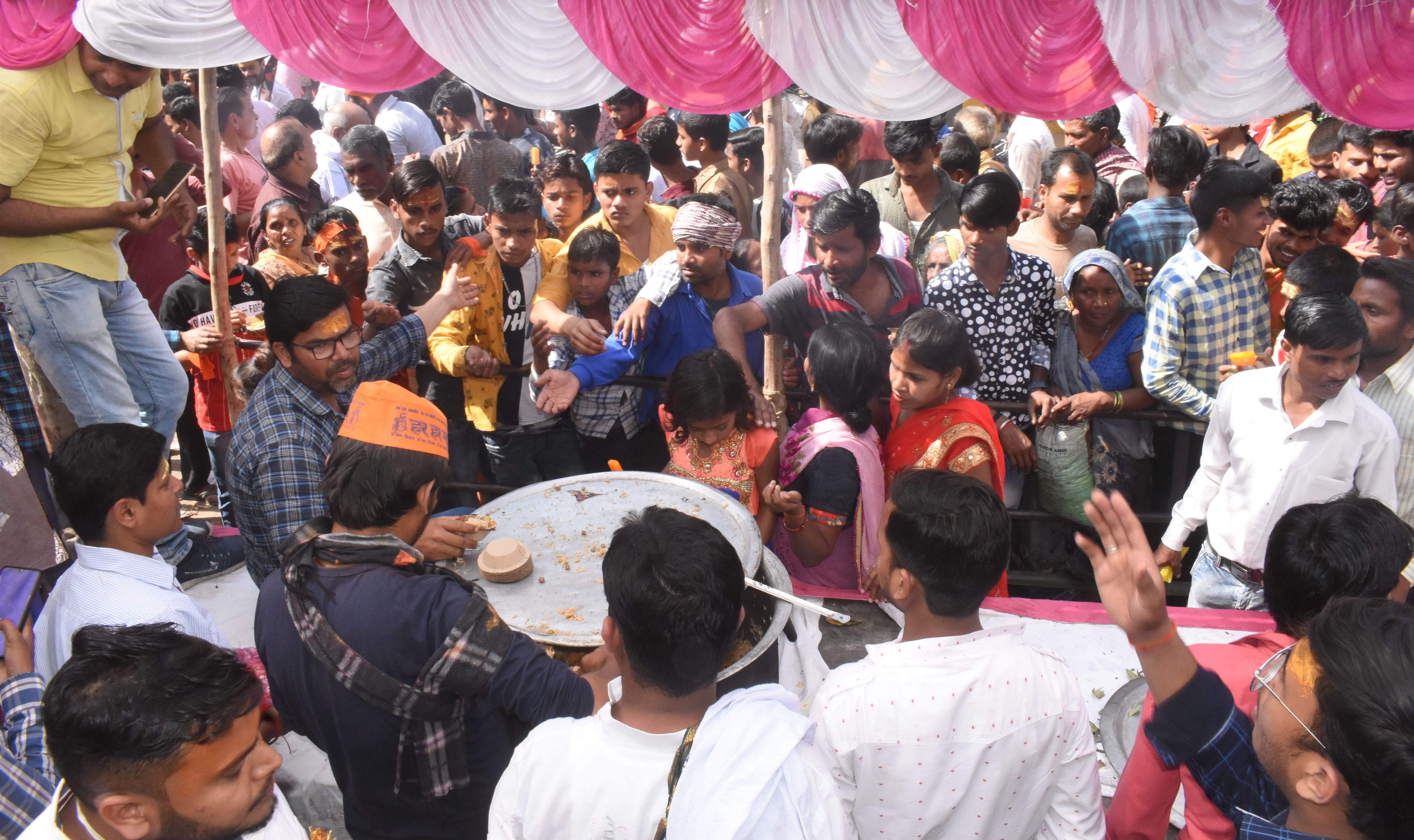 शोभायात्र में शामिल लोगों को प्रसाद देते लोग। शोभायात्र में शामिल लोगों को प्रसाद देते लोग।